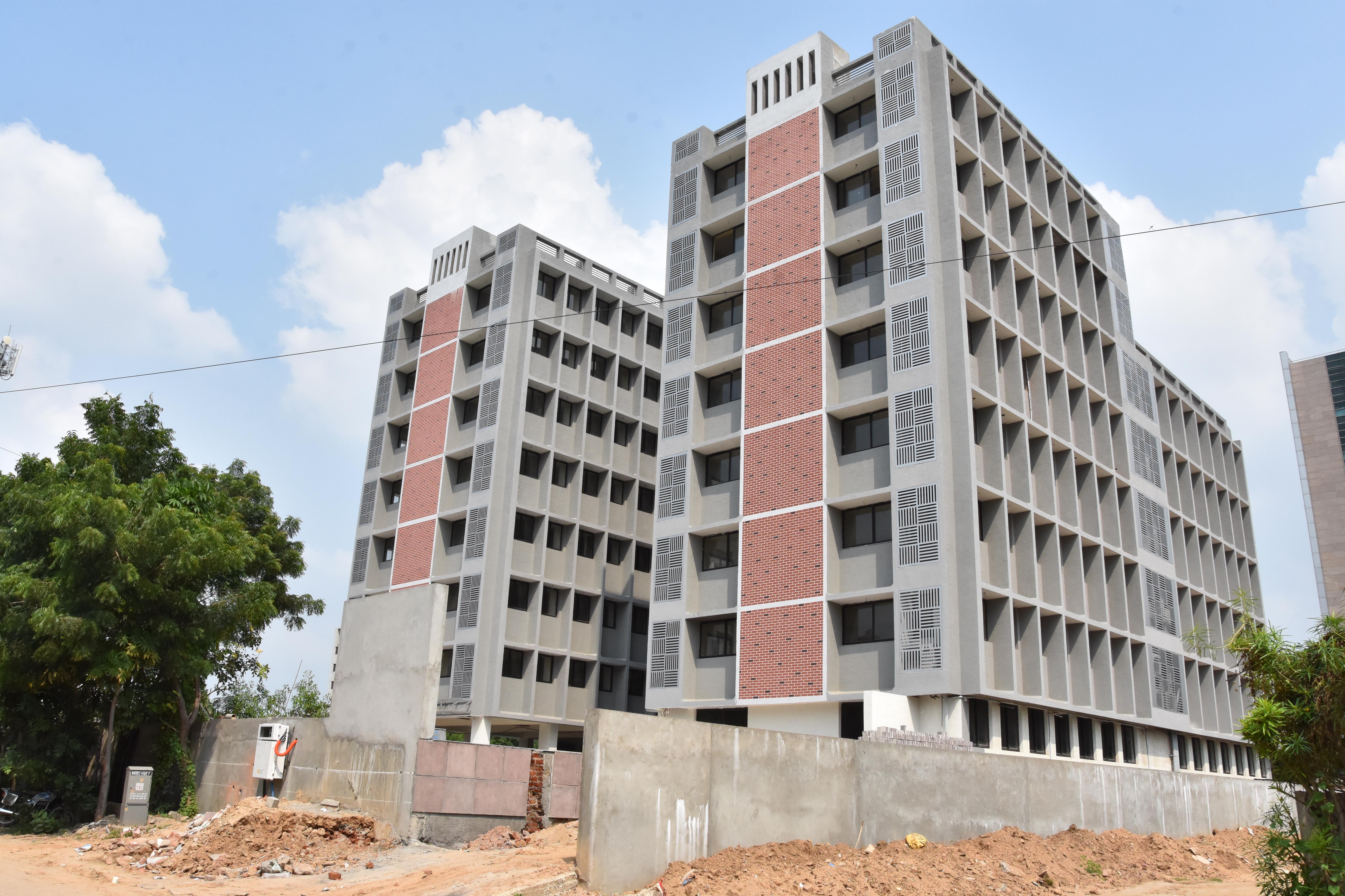 L J UNIVERSITY (S G HIGHWAY CAMPUS)